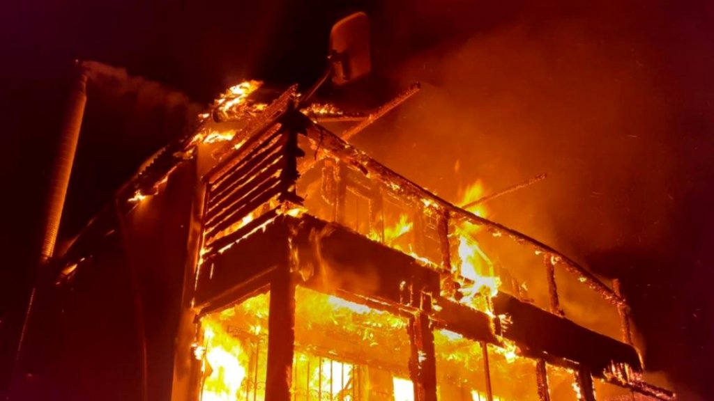Incendiu puternic într-o cabană. O femeie a ars de vie