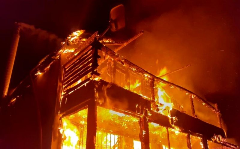 Incendiu puternic într-o cabană. O femeie a ars de vie